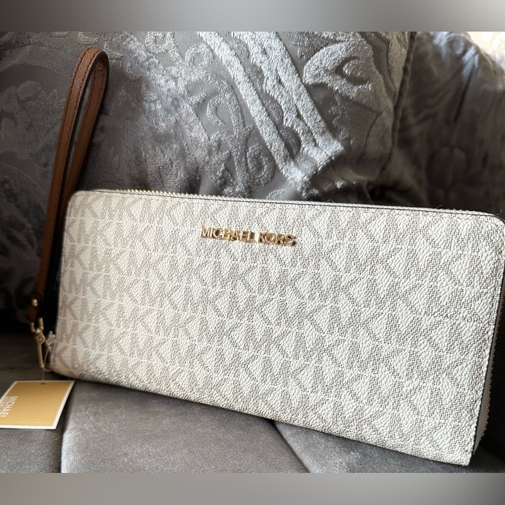 Michael Kors Jet Set Travel Large Continental Wallet Wristlet